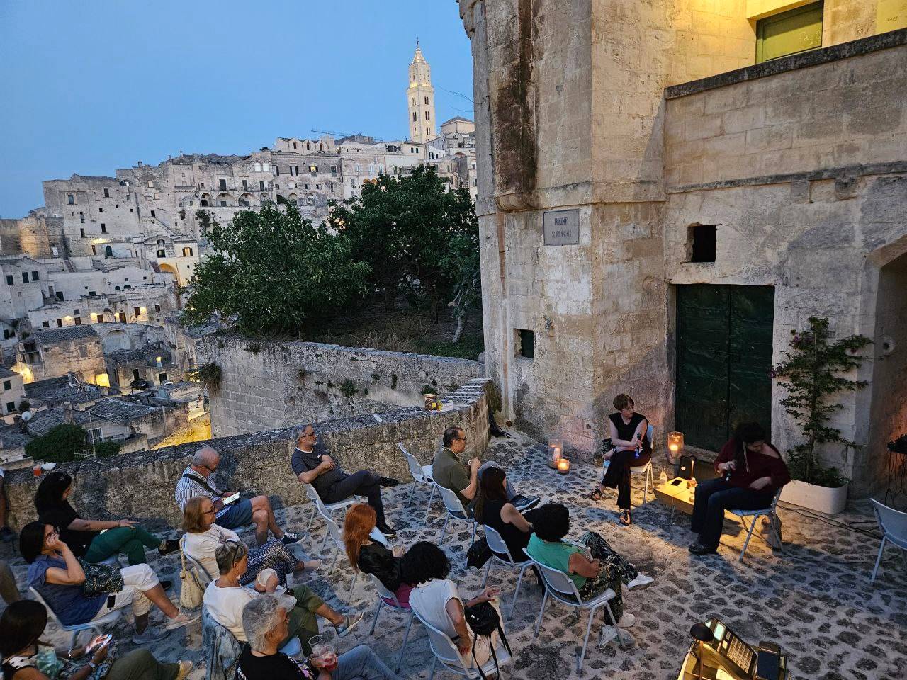 Grande successo per la prima di Note, Gusto, Parole, “Si fa presto a dire domani” di Adele Paolicelli riempie la terrazza di Casa Cava