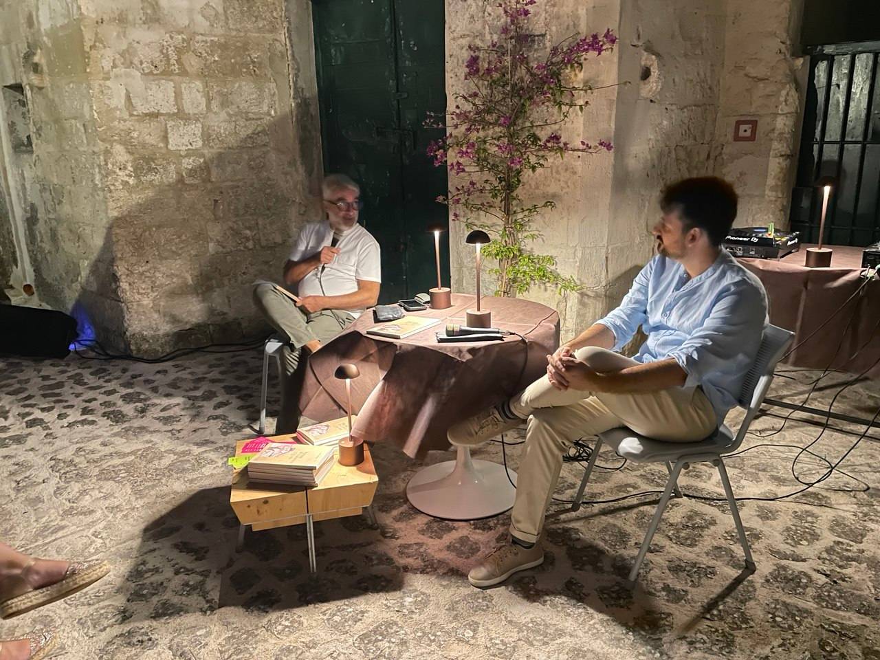 Note, Gusto & Parole per Libri in terrazza: presentato “Pietre di confine. Il Castelvecchio di Matera e le fortificazioni appulo-lucane” di Enrico Lamacchia per la collana “Origini” di Altrimedia Edizioni